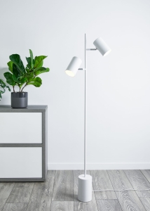 Lampa podłogowa dwuramienna w stylu skandynawskim biała metalowe klosze tubki regulowane podstawa w kształcie walca MarkSlojd 107948 Twin 144cm