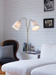 Lampa podłogowa dwuramienna styl nowojorski białe materiałowe klosze podstawa w kolorze mosiądzu MarkSlojd 105274 Modena 152cm