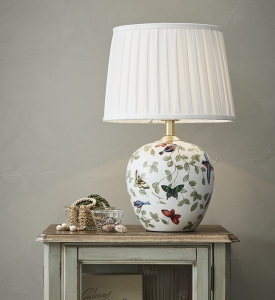 Lampa nocna ceramiczna biała z motywem natury i białym plisowanym abażurem z tkaniny MarkSlojd 107040 Mansion 45cm