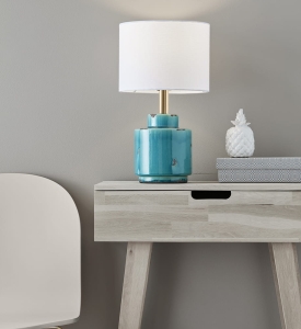 Lampa nocna stołowa ceramiczna w stylu rustykalnym turkusowa przecierana podstawa i biały abażur z tkaniny MarkSlojd 106606 Cous 39cm