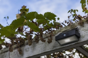 Zewnętrzna lampa ścienna solarna kinkiet na elewację Lutec 6910601335 Arrow LED 2W 5000K IP44 Czujnik ruchu zmierzchu szary