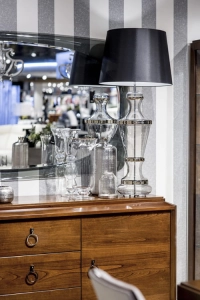 Lampa stołowa z transparentną dekoracyjną podstawą i czarno srebrnym abażurem 4Concepts L225282263 Roma E27 110cm x 50cm