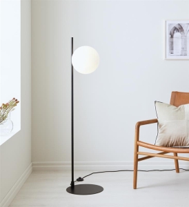 Lampa podłogowa nowoczesna z mlecznym szklanym kloszem i czarną podstawą MarkSlojd 108273 Dione 134,5cm