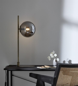 Lampa nocna z dymionym kloszem szklanym i płaska metalowa podstawa w kolorze antycznego złota MarkSlojd 108272 Dione 62,5cm