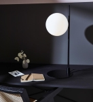 Lampa nocna w stylu loftowym z mlecznym szklanym kloszem i stabilną płaską podstawą MarkSlojd 108271 Dione 62,5cm