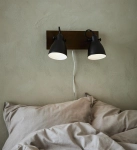 Lampa ścienna kinkiet podwójny na drewnianej belce styl industrialny czarne metalowe klosze MarkSlojd 108213 Native 2xE14
