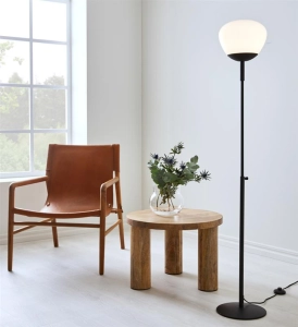 Nowoczesna lampa podłogowa z białym szklanym kloszem i czarną podstawą MarkSlojd 108278 Rise 150cm