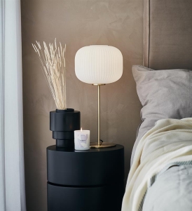 Lampa nocna stołowa złota z białym kloszem styl skandynawski szkło o zdobionej strukturze MarkSlojd 107819 Sober 50cm