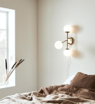 Lampa ścienna kinkiet złoty z włącznikiem i regulowanym ramieniem mleczne klosze szklane kulki MarkSlojd 108254 Trinity 3xG9