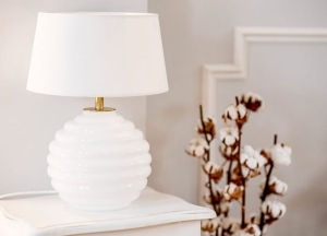 Biała szklana lampa stołowa z złotymi dodatkami i abażurem 4Concepts L215922251 Saint Tropez E27 73cm x 45cm