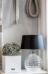 Lampa nocna z transparentną szklaną podstawą i czarno złotym abażurem 4Concepts L215081240 Saint Tropez E27 73cm x 45cm