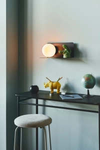 Czarna lampa ścienna z półką i białą szklaną kulą Nordlux 2312931003 Lilibeth E14