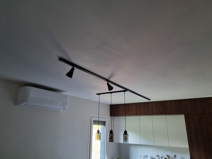 szynoprzewody-1-fazowe-maytoni-w-salonie-z-aneksem-3.jpg