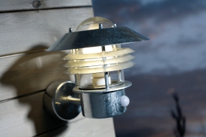 Zewnętrzna lampa ścienna kinkiet na elewację Nordlux 25101031 Vejers E27 IP54 czujnik ruchu zmierzchu 22x23x26cm galwanizowana