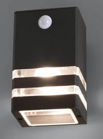 Czarna lampa ścienna zewnętrzna elewacyjna z czujnikiem ruchu Nowodvorski 7017 Rio I Sensor E27 IP54