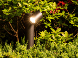 Czarna zewnętrzna lampa stojąca świecący słupek z reflektorem Nowodvorski 8158 Tubings GU10 IP54 55cm