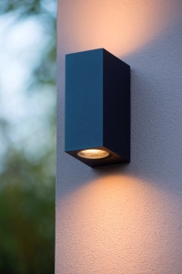 Czarna lampa elewacyjna na zewnątrz budynku Lucide 69800/02/30 Zaro 2xGU10 IP44