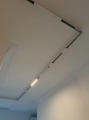 biale-glebokie-natynkowe-szynoprzewody-loonari-multiline-zamontowane (5).jpeg