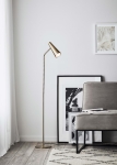 Lampa podłogowa w stylu industrialnym metalowa kolor antyczne złoto klosz w kształcie stożka płaska okrągła podstawa MarkSlojd 107901 Peak 125cm