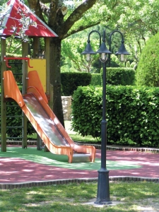 Zewnętrzna biała potrójna latarnia ogrodowa stojąca Norlys 830W Firenze 3xE27 IP54 193-256cm