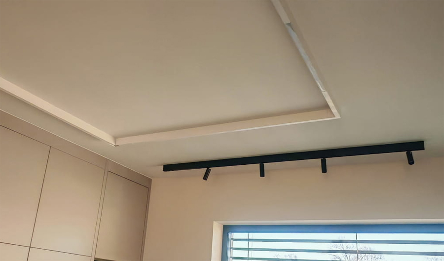 Szyny magnetyczne natynkowe w dwóch kolorach obok siebie
