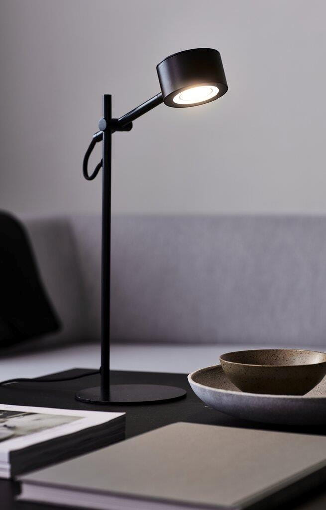 Czarna lampa na biurko Nordlux w aranżacji