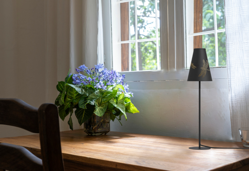 Czarna lampa stołowa z motylami od Nowodvorskiego w aranżacji