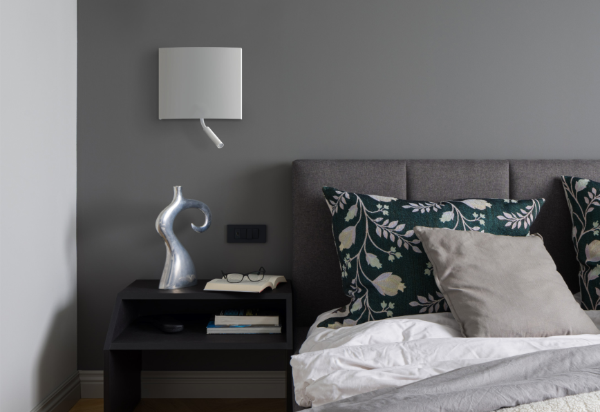 Lampa przy łóżku na ścianie od Nowodvorskiego
