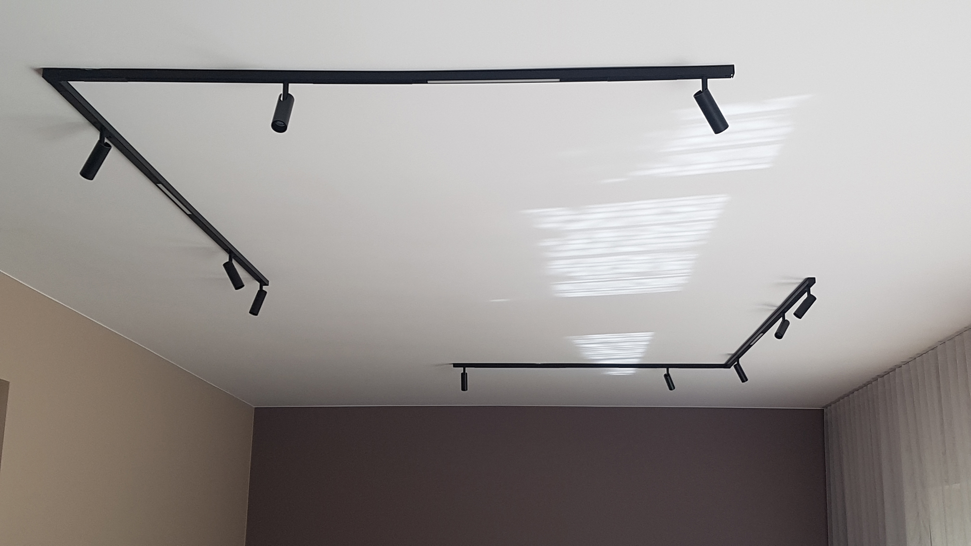 Loonari Multiline typ A czarne w realizacji w salonie