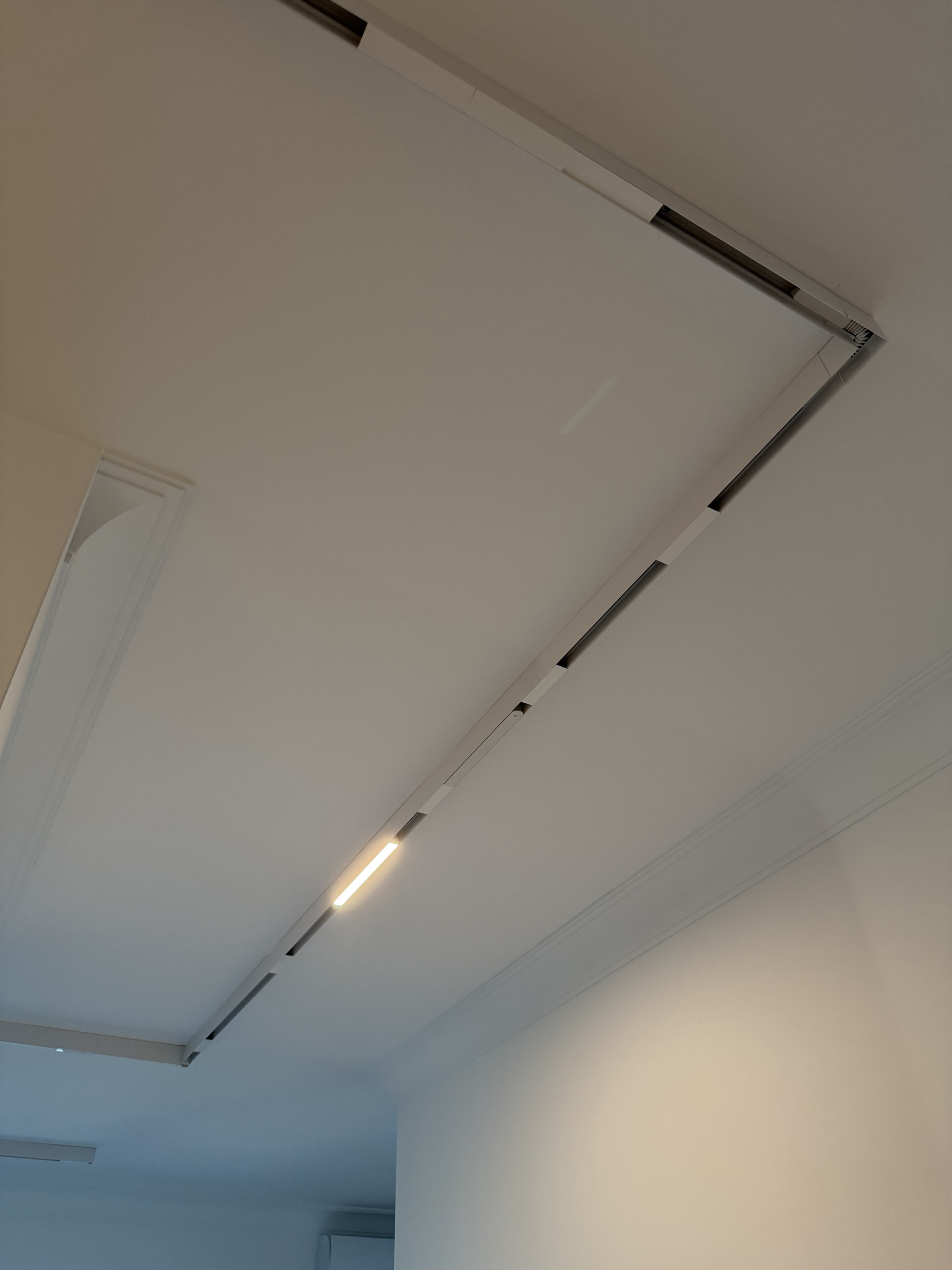 Białe natynkowe szynoprzewody magnetyczne Loonari Multiline - zdjęcia z realizacji