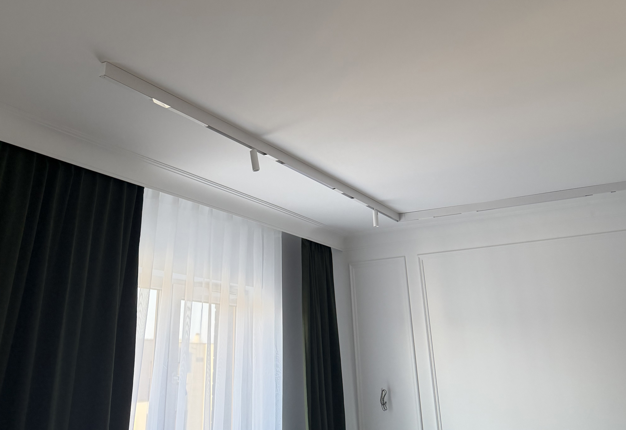 Białe natynkowe szynoprzewody magnetyczne Loonari Multiline - zdjęcia z realizacji