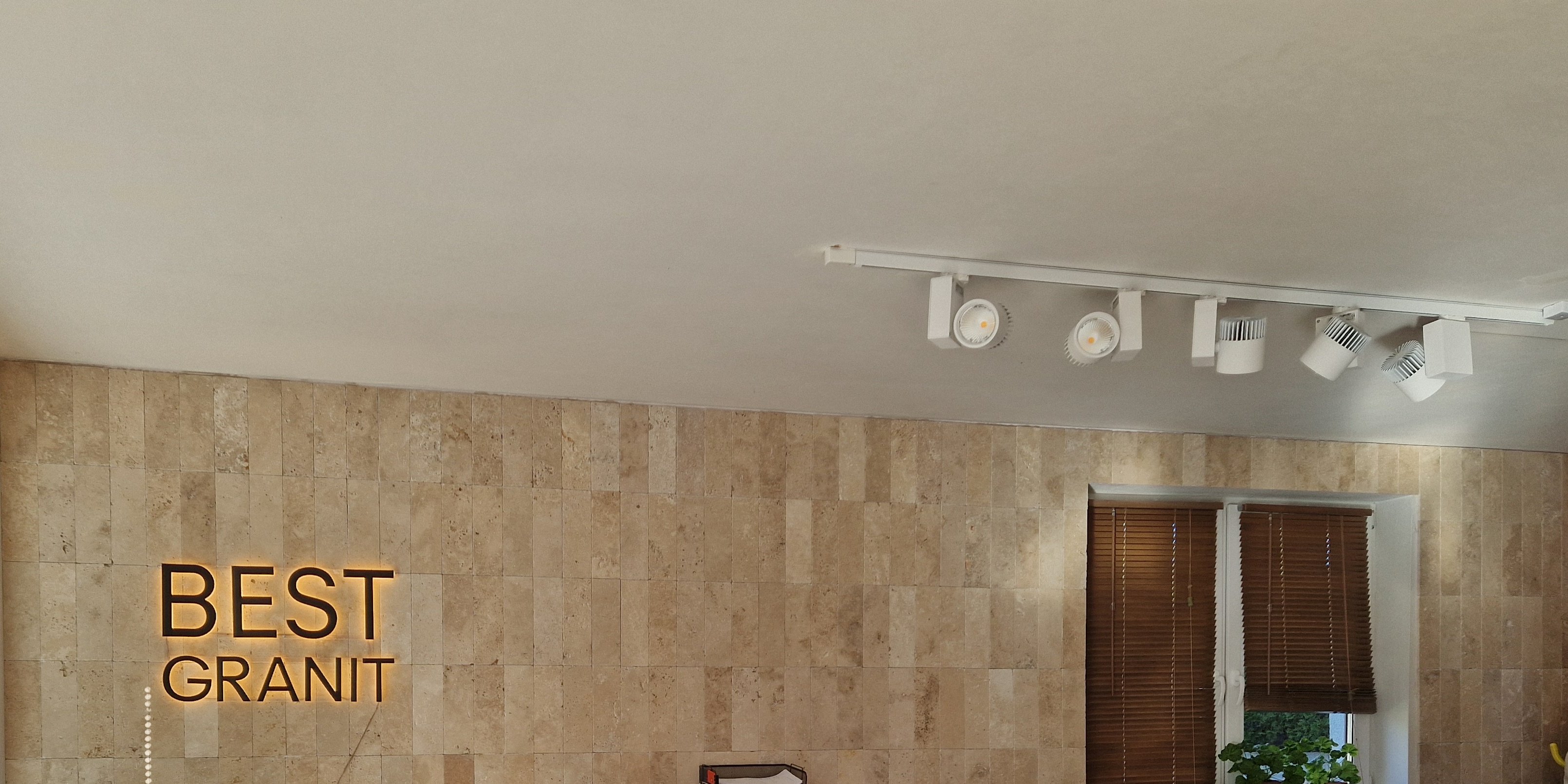 Lampy Cora Lighting Sniper A w salonie kamienia Best Granit